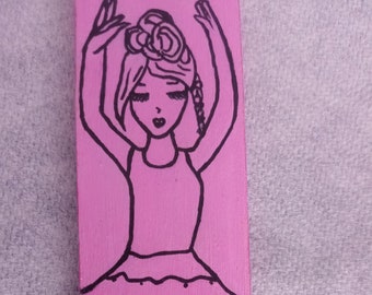 Marque page en bois couleur rose avec danseuse classique peint à la main