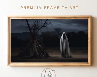 Pode incluir: Impressão de arte digital emoldurada com uma figura fantasmagórica em um sudário branco em um campo. Um céu escuro e uma árvore nua contribuem para a atmosfera assustadora. O texto "PREMIUM FRAME TV ART" está no topo.