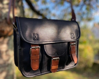 Handgemaakte schoudertas van zwart en bruin leer