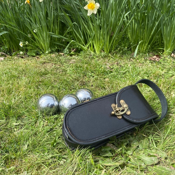 Leather bag for pétanque balls