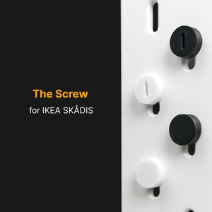 Può includere: Tappi a vite in plastica bianca e nera per pannelli forati IKEA SKÅDIS. I tappi a vite sono progettati per adattarsi ai fori dei pannelli forati e possono essere utilizzati per appendere oggetti.