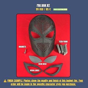 Op de afbeelding: Een zwarte, onafgewerkte superheldenmaskerset met harslenzen, harsgaas, tech-schuim en magneten. Het masker heeft een geperforeerd ontwerp en wordt op een rode achtergrond getoond. De tekst luidt "PRO RAW KIT".
