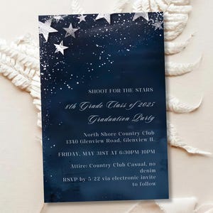 Invitación de graduación azul medianoche 2025, invitación para fiesta de graduación de noche estrellada, plantilla elegante para invitaciones de celebración en azul marino y plateado
