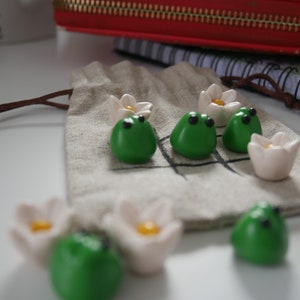 Jeu portable de sac de morpion | Pochette de jeu adaptée aux enfants avec ensemble fait main de voyage de jetons grenouille et fleur fabriqués à la main
