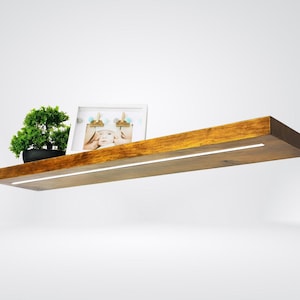 Mensola in legno massello con illuminazione, mensola semplice con luci a led, mobile sospeso in legno per cucina immagine 4