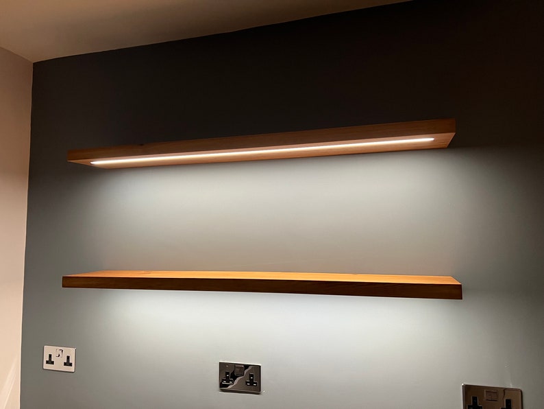 Mensola in legno massello con illuminazione, mensola semplice con luci a led, mobile sospeso in legno per cucina immagine 3