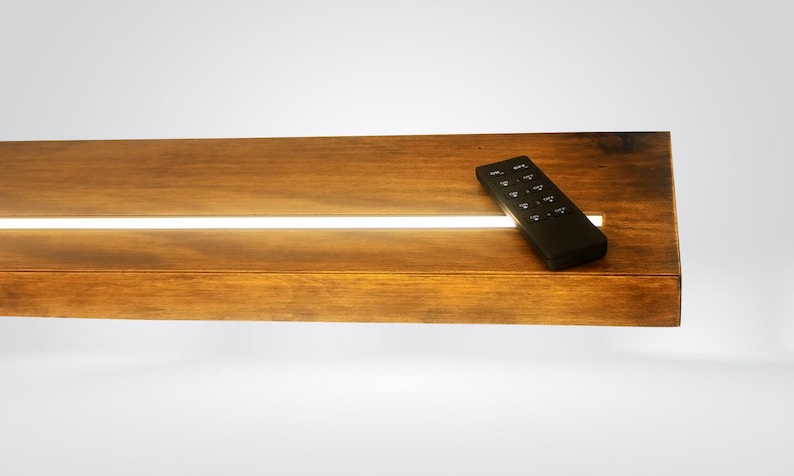 Mensola in legno massello con illuminazione, mensola semplice con luci a led, mobile sospeso in legno per cucina immagine 9