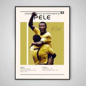 Könnte beinhalten: Ein Vintage-Poster mit einem Schwarzweißfoto von Edson Arantes do Nascimento, auch bekannt als Pelé, einem brasilianischen Fußballprofi, der ein Tor feiert. Das Poster hat einen gelben Hintergrund mit schwarzem Text, der "Edson Arantes do Nascimento Pele 10" und "About" und "Career" lautet. Der Text unter "About" lautet "Nationalität: Brasilianer, Geburtsdatum: 23. Oktober 1940, Größe: 173 cm". Der Text unter "Career" lautet "Santos: 1956-1974, New York Cosmos: 1975-1977".