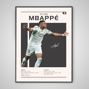 Puede incluir: Un póster enmarcado con Kylian Mbappé con uniforme de fútbol blanco, número 10. El póster incluye su nombre, firma e información de carrera. El fondo es una mezcla de beige y gris oscuro. Altura: 180 cm.