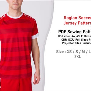 Könnte beinhalten: Ein rot-weiß gestreiftes Fußballtrikot-Muster mit Raglanärmeln. Das Muster ist in den Größen XS, S, M, L, XL und 2XL erhältlich. Das Muster beinhaltet US Letter, A4, A3, PDF in voller Größe, CDR, DXF und Projektor-Dateien.