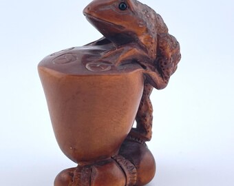 Netsuke Toad with Cup < Boxwood. Handmade. Vintage. Asia. Japanese Art >