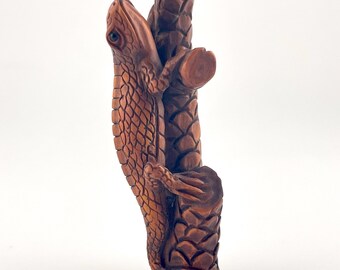 Netsuke Climbing Lizard < Boxwood. Handmade. Vintage. Asia. Japanese Art >