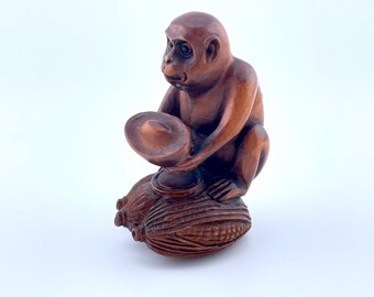Netsuke Monkey with Corn < Boxwood. Handmade. Vintage. Asia. Japanese Art >