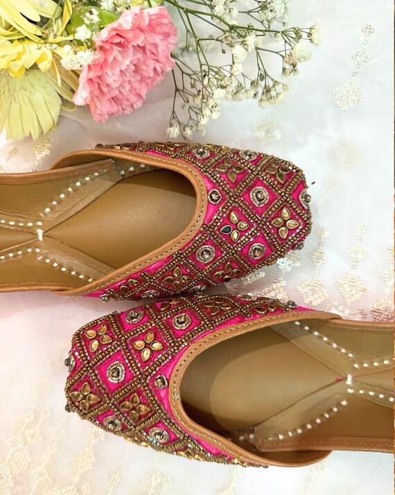 Natural embroidery women's jutti best sale flats
