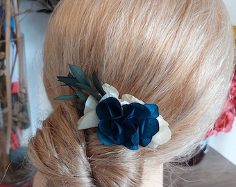 Blue and white dried flower comb