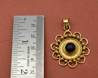 Zwarte onyx messing ketting met bloemhanger: handgemaakt edelsteenstatement,