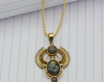 Colgante de escarabajo de labradorita: collar egipcio de latón dorado,
