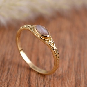 Anillo de latón con cuarzo rosa delicado: anillo minimalista de oro apilable