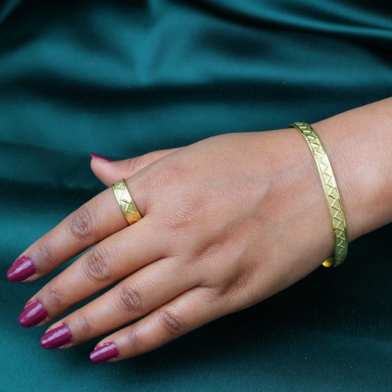 アクセサリー Simple Gold Bangle K10YG Buy Jewels Galaxy Elegant Coinage Design Meenakari & Plane Gold