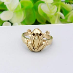 Gold Frog Ring: Playful Brass Animal Ring