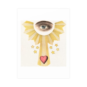 Könnte beinhalten: Ein rechteckiger Kunstdruck mit einem zentralen menschlichen Auge über einem roten Herzen. Goldene Sonnenstrahlen strahlen vom Auge nach unten zum Herzen, flankiert von sechs kleinen gelben Sternen auf beiden Seiten vor einem weißen Hintergrund.