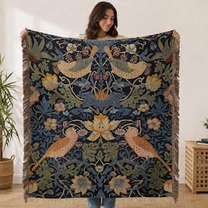 Puede incluir: Una taza de cerámica blanca con un asa negra y el texto "But First, Coffee" en negro, con una fuente de estilo manuscrito. La taza está sobre una superficie blanca.