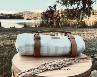 Large Picnic Blanket with Parasol Hole – Waterproof and Portable for Outdoor Use