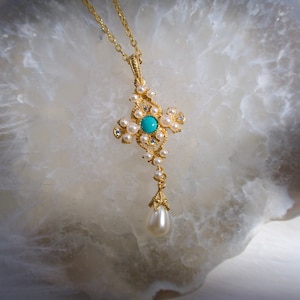 Victorian Renaissance style, vintage floral necklace, Memory Wire necklace,  Antique Vintage Victorian Style.