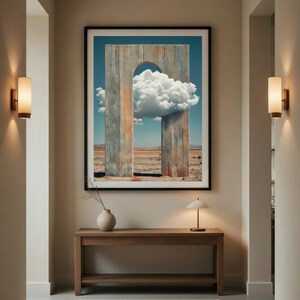 Puede incluir: Una impresión artística enmarcada que presenta un paisaje surrealista con un arco de madera que enmarca una nube. La obra de arte cuelga sobre una consola de madera con una lámpara y un jarrón. El pasillo tiene apliques y una alfombra estampada.