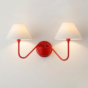 Czerwony kinkiet z 2 światłami, lampa ścienna z podwójnym ramieniem i białymi abażurami z tkaniny, nowoczesna czerwona lampa ścienna, rzeźbiarskie oświetlenie sypialni, wyrazisty wystrój