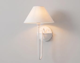 Weiße Wandleuchte, moderne Wandlampe, minimalistische Wandleuchte, weißer Stoffschirm, skulpturale Wandleuchte, zeitgenössisches Schlafzimmerbeleuchtungsdesign