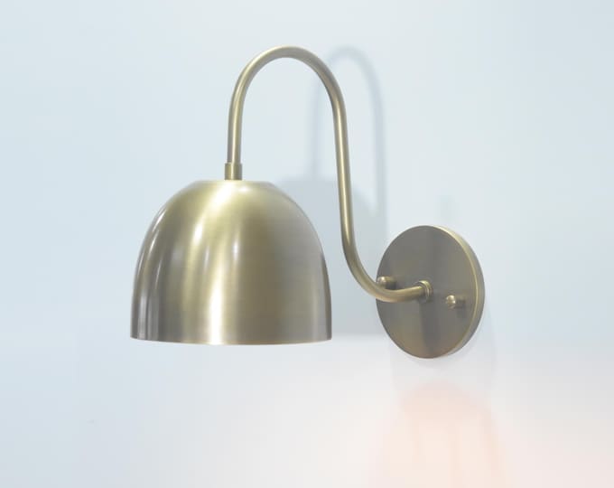 Luxury Curved Brass Dome Wall Sconce – Gooseneck Elegance for Modern Interiors.