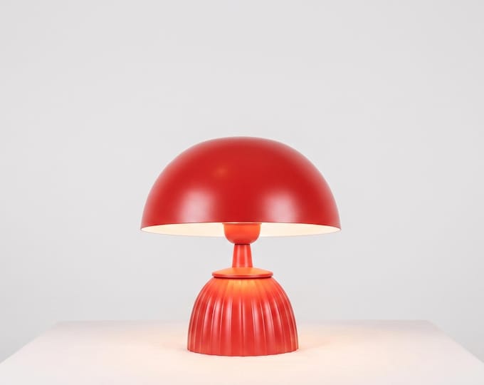 Table Lamp – Modern Coral Mushroom Dome Table Lamp with Sculpted Fluted Base | Retro Minimal Bedside Lighting for Contemporary Home Decor