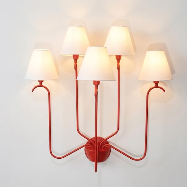Aplique de pared rojo de 5 luces, lámpara de pared llamativa con múltiples brazos y pantallas blancas, luminaria decorativa y audaz para dormitorio y sala de estar. Decoración del hogar.