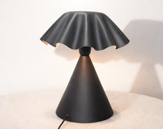 Modern Artistry Redefined: The Statement Table Accent