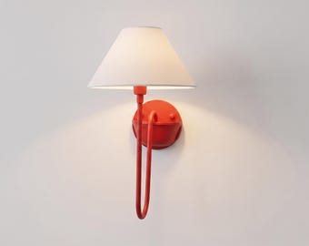 Aplique de pared rojo con pantalla de tela blanca, lámpara de pared moderna, aplique de dormitorio rojo, lámpara de pared escultural, iluminación contemporánea, lámpara decorativa