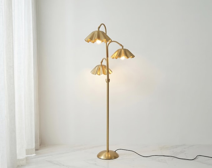 Floor Lamp in Antique Brass Color Contemporary Triple Head Standing Lamp with Scalloped Metal Shades Warm Light and Modern Interior Decor