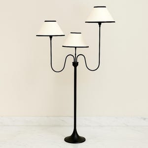 Lampada da terra nera con tre paralumi: acciaio, alluminio, ottone