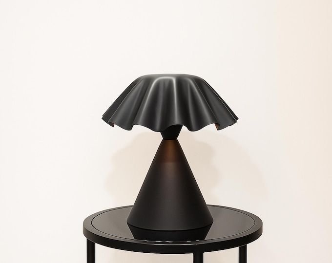 Modern Artistry Redefined: The Statement Table Accent