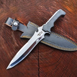 Handmade Resident Evil 4 Jack Krauser Knife Replica: D2 Steel Full Tang With Leather Sheath | Game Knife | New RE4 Remake Replica | Gift for Him | Birthday Gift | Handmade Knife | Hunting Knife | Best Gifts | Gift for Boyfriend | Gift for Brother | Hunting Gifts | Handmade Gifts | Gaming Props | Christmas Gift