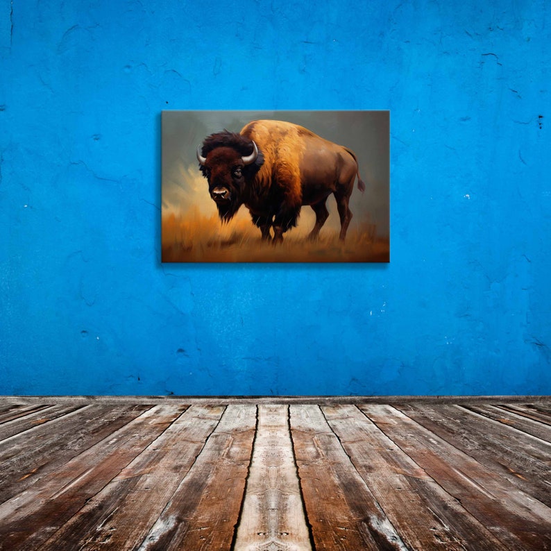 Pu&ograve; includere: Un dipinto di un bisonte marrone in piedi in un campo di erba alta. Il bisonte &egrave; rivolto verso lo spettatore e ha la testa bassa. Lo sfondo &egrave; un paesaggio sfocato di alberi e cielo.
