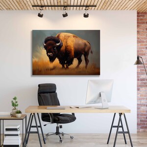 Pu&ograve; includere: Un dipinto di un bisonte marrone e nero in piedi in un campo di erba alta. Il bisonte guarda direttamente lo spettatore con un'espressione seria.