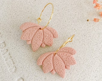 Lotus Hoop Örhängen, Blommiga Lera Örhängen, Hoop Örhängen, Boho Örhängen, Dusk Rosa, Lotus Dingelörhängen, Brudtärna, Blommiga Lera Örhängen