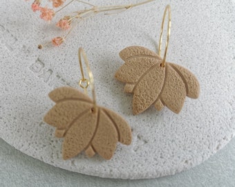 Lotus Hoop Örhängen, Blommiga Lera Örhängen, Hoop Örhängen, Boho Örhängen, Beige, Lotus Dingelörhängen, Brudtärna, Minimalistisk Design