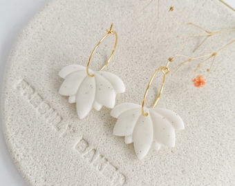 Lotus Hoops Örhängen, Blommiga Lera Örhängen, Hoops Örhängen, Boho Örhängen, Vit Granit, Lotus Dingelörhängen, Brudtärna, Blommiga Hoops
