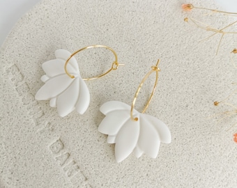 Lotus Hoop Örhängen, Blommiga Lera Örhängen, Hoop Örhängen, Boho Örhängen, Vit, Lotus Dingla Örhängen, Brudtärna, Blommiga Lera Örhängen