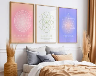 Op de afbeelding: Drie ingelijste posters met geometrische ontwerpen en tekst. De eerste poster heeft een roze en oranje gradiënt achtergrond met een wit Flower of Life ontwerp. De tweede poster heeft een witte achtergrond met een groen Seed of Life ontwerp. De derde poster heeft een paarse achtergrond met een wit Merkaba ontwerp.