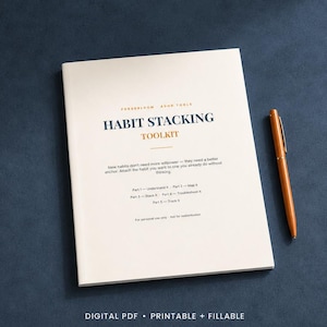 Può includere: Un libretto bianco intitolato Habit Stacking Toolkit con testo blu scuro e arancione, che presenta sezioni su comprensione, mappatura, impilamento, risoluzione dei problemi e monitoraggio delle abitudini, con una penna arancione.
