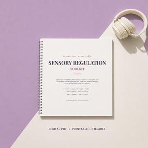 Può includere: Un quaderno a spirale bianco intitolato Sensory Regulation Toolkit con un paio di cuffie color crema. Il testo in copertina include Forgebloom Audio Tools, una descrizione del toolkit e un elenco di sei parti. PDF digitale, stampabile e compilabile.