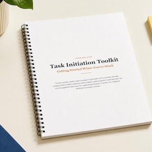 Puede incluir: Un cuaderno de espiral blanco titulado Task Initiation Toolkit: Getting Started When You're Stuck. La portada presenta texto en negro y naranja sobre un fondo blanco, con una espiral metálica negra en el lado izquierdo del cuaderno.